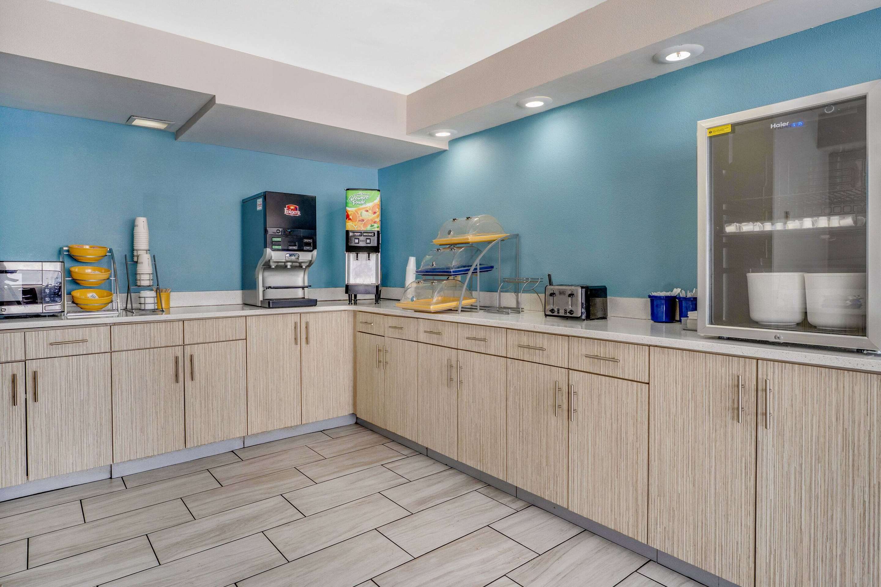 Breakfast Area | Days Inn by Wyndham Albany SUNY