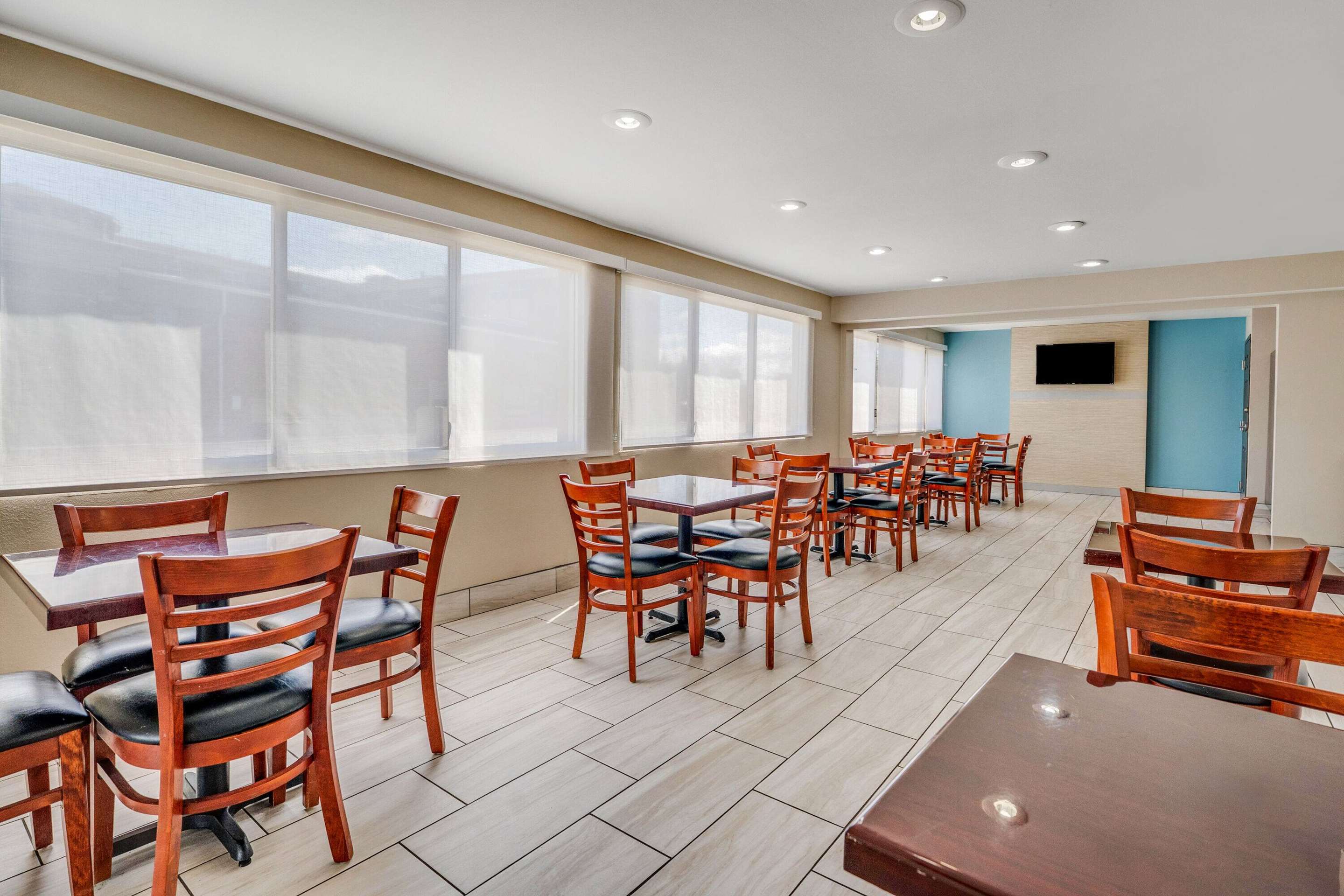 Breakfast Area | Days Inn by Wyndham Albany SUNY