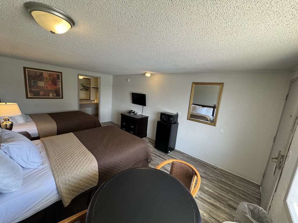 Knights Inn Bridgeport-guestroom-Guest Room,On-Site.jpg