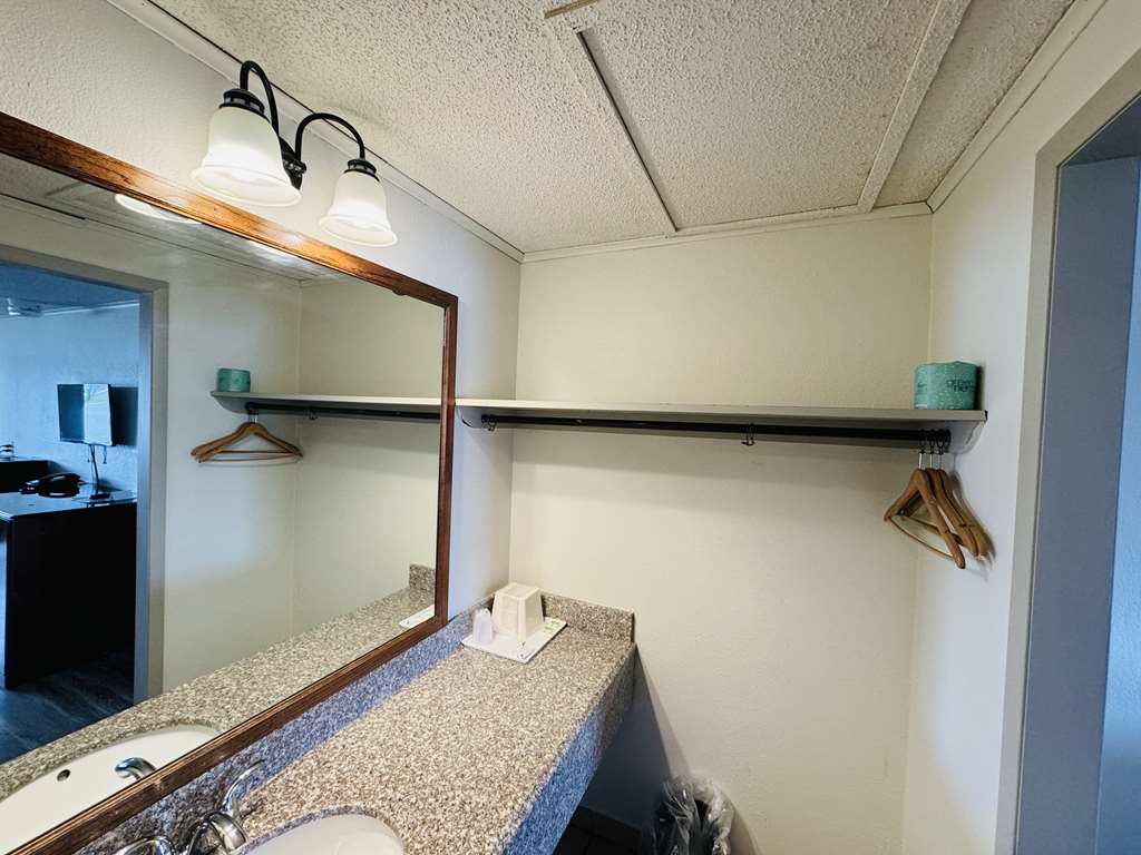 Knights Inn Bridgeport-guestroom-Guest Room,Bathroom,On-Site.jpg
