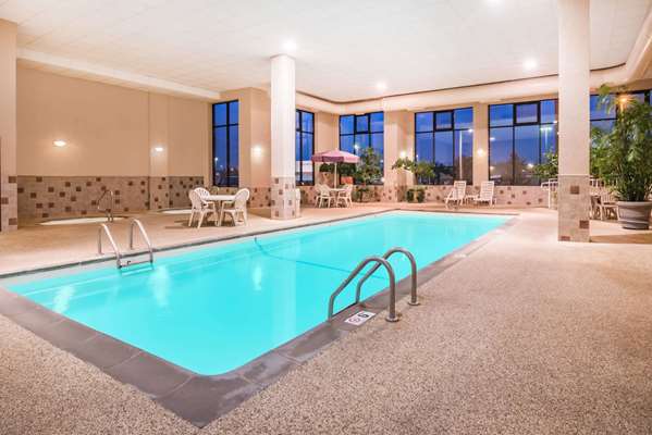 Pool - Howard Johnson Inn Rapid City - I-190, Exit 1C