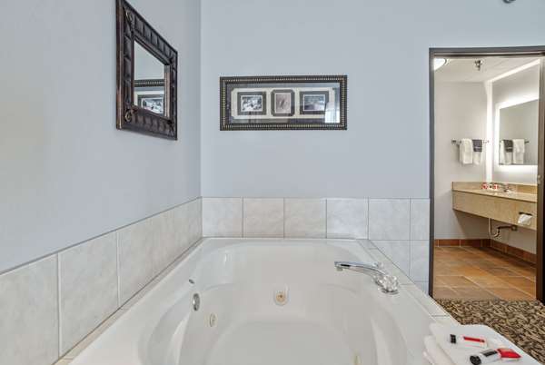 Suite - Howard Johnson Inn Rapid City - I-190, Exit 1C