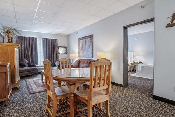 Suite - Howard Johnson Inn Rapid City - I-190, Exit 1C