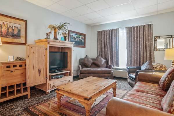 Suite - Howard Johnson Inn Rapid City - I-190, Exit 1C