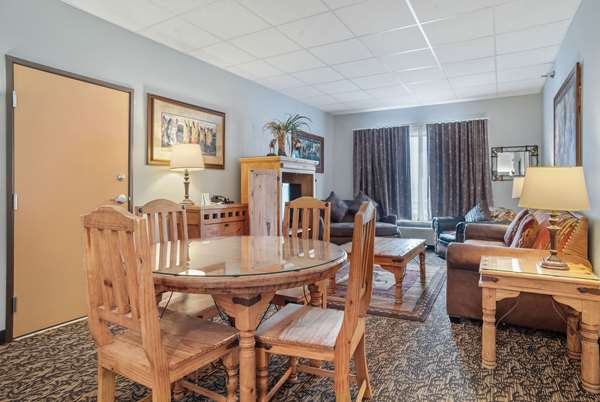 Suite - Howard Johnson Inn Rapid City - I-190, Exit 1C