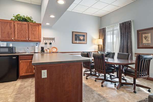 Suite - Howard Johnson Inn Rapid City - I-190, Exit 1C
