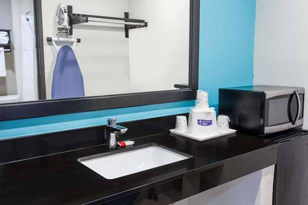  - Howard Johnson Express Inn National City - I-5, Exit 11B