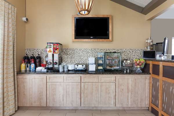  - Howard Johnson Express Inn National City - I-5, Exit 11B