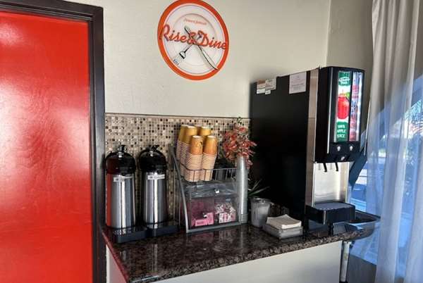  - Howard Johnson Express Inn National City - I-5, Exit 11B