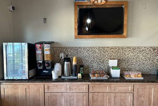  - Howard Johnson Express Inn National City - I-5, Exit 11B