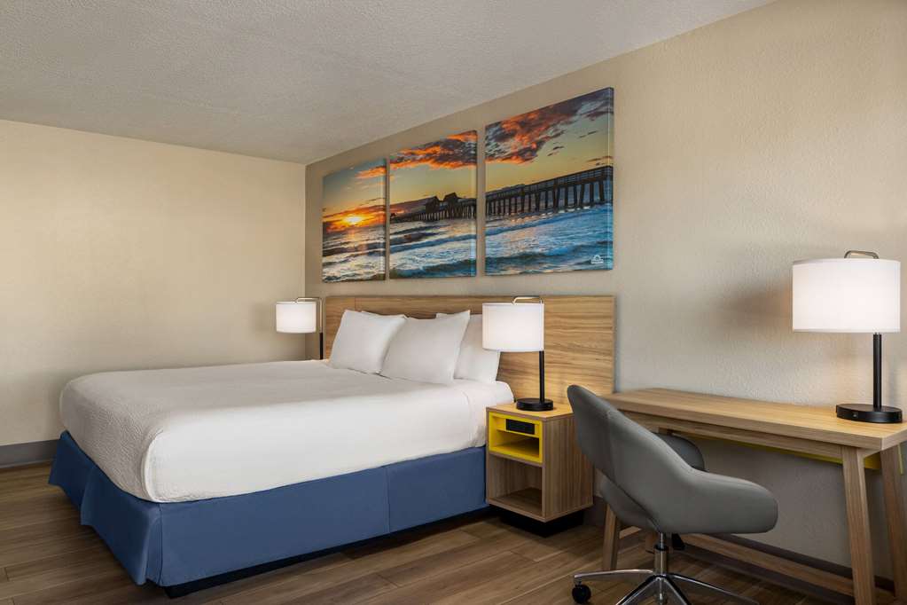 DAYS INN BY WYNDHAM COCOA BEACH POR-guestroom-Guest Room,On-Site.jpg
