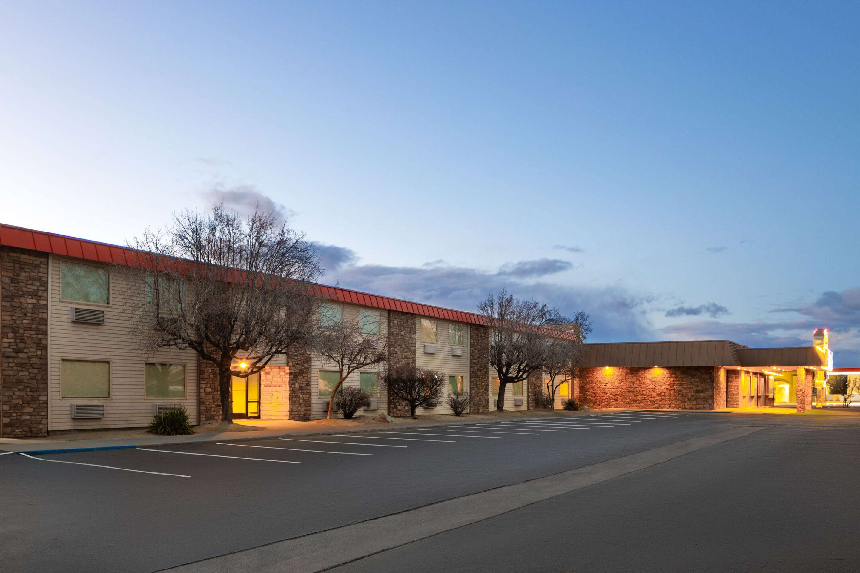Exterior | Super 8 by Wyndham Fallon