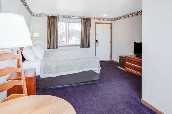  - Super 8 Hotel Beachfront Area Mackinaw City - I-75, Exit 338