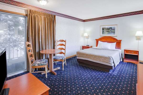  - Super 8 Hotel Beachfront Area Mackinaw City - I-75, Exit 338