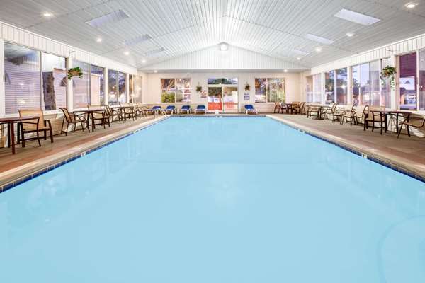 Pool - Super 8 Hotel Beachfront Area Mackinaw City - I-75, Exit 338