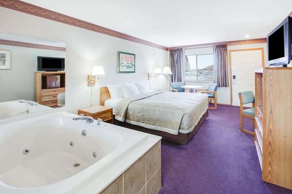  - Super 8 Hotel Beachfront Area Mackinaw City - I-75, Exit 338