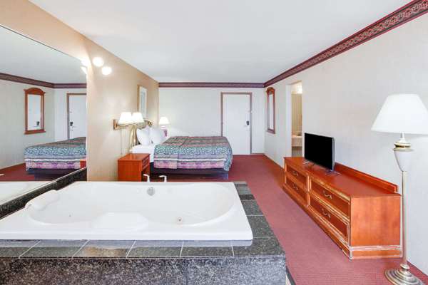  - Super 8 Hotel Beachfront Area Mackinaw City - I-75, Exit 338