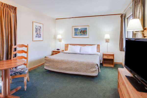  - Super 8 Hotel Beachfront Area Mackinaw City - I-75, Exit 338