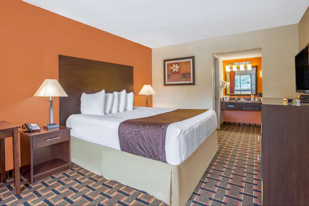 DAYS INN BY WYNDHAM BROOKSVILLE-guestroom-Guest Room,On-Site.jpg