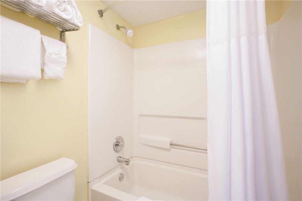 DAYS INN BY WYNDHAM BROOKSVILLE-guestroom-Guest Room,Bathroom,On-Site.jpg