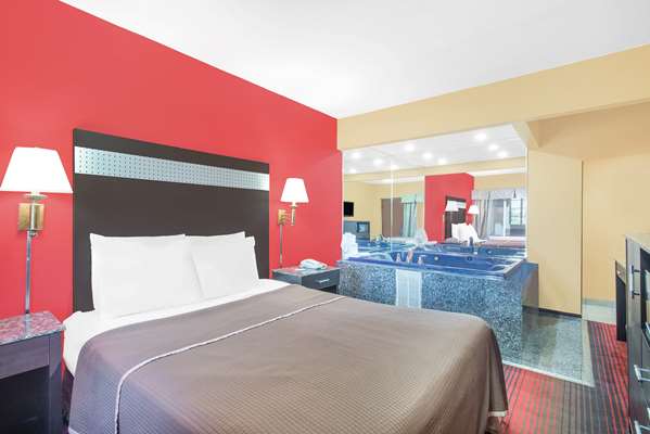 Suite - Howard Johnson Inn North Bergen