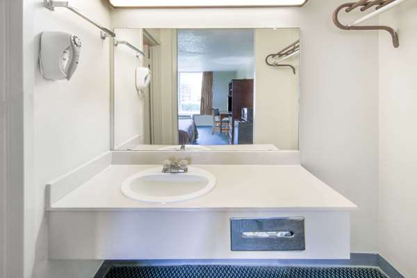  - Super 8 Motel Lake Jackson