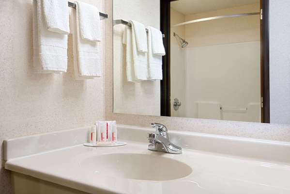 - Baymont Inn & Suites Pella