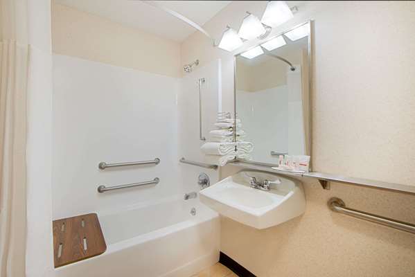  - Baymont Inn & Suites Pella