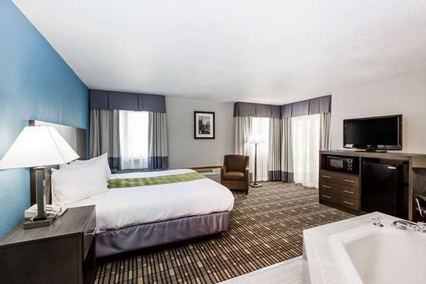 Suite - Baymont Inn & Suites Pella