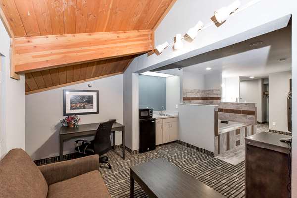  - Baymont Inn & Suites Pella