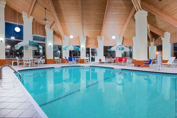 Pool - Baymont Inn & Suites Pella
