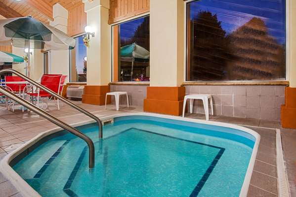 Pool - Baymont Inn & Suites Pella