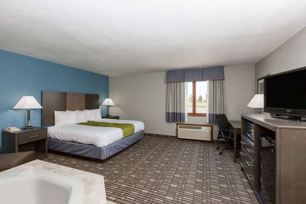 Suite - Baymont Inn & Suites Pella