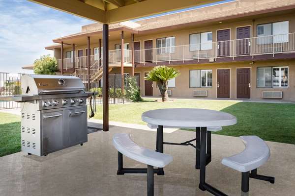  - Super 8 Motel Lindsay