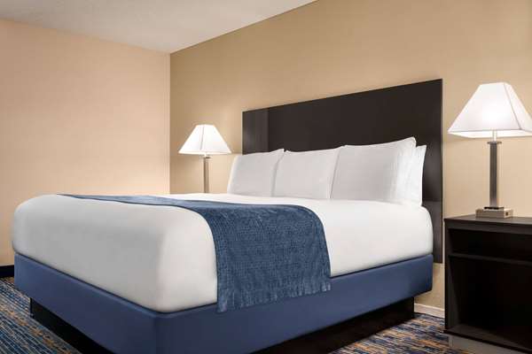  - Super 8 Motel Lindsay