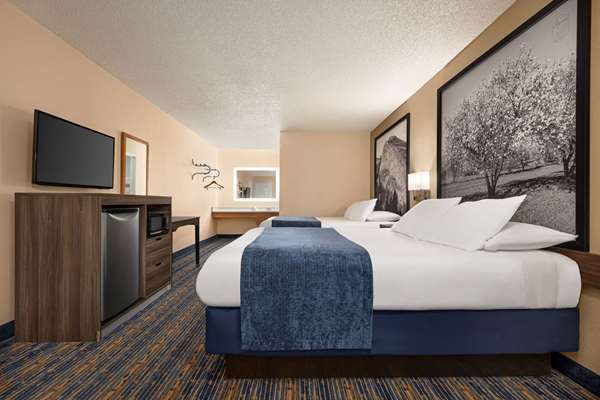  - Super 8 Motel Lindsay