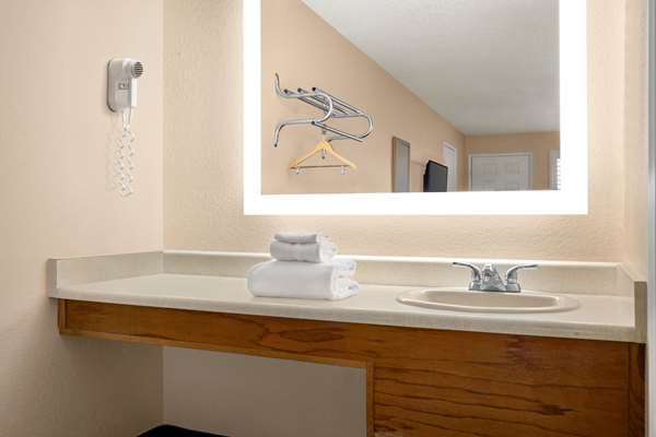  - Super 8 Motel Lindsay