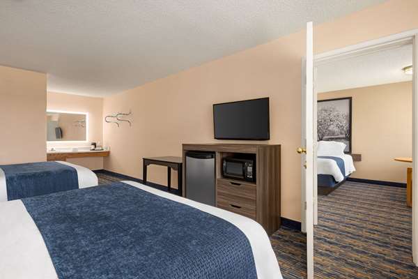  - Super 8 Motel Lindsay