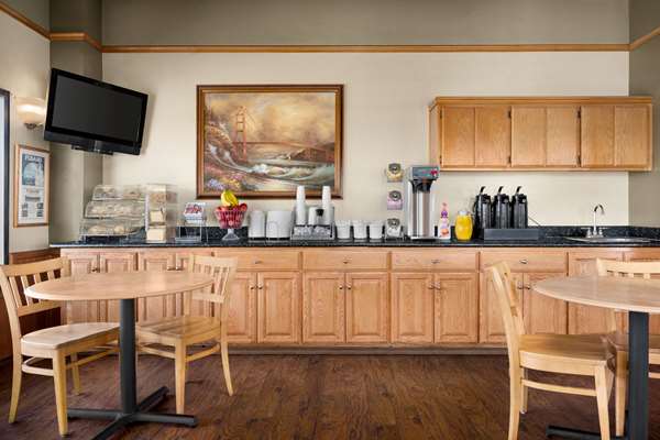  - Super 8 Motel Lindsay