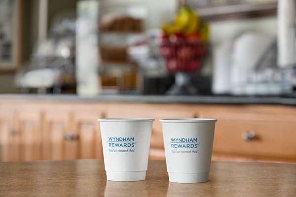  - Super 8 Motel Lindsay