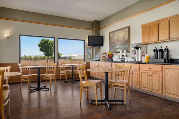  - Super 8 Motel Lindsay