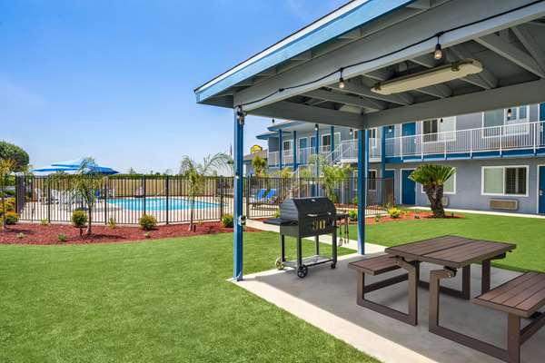  - Super 8 Motel Lindsay