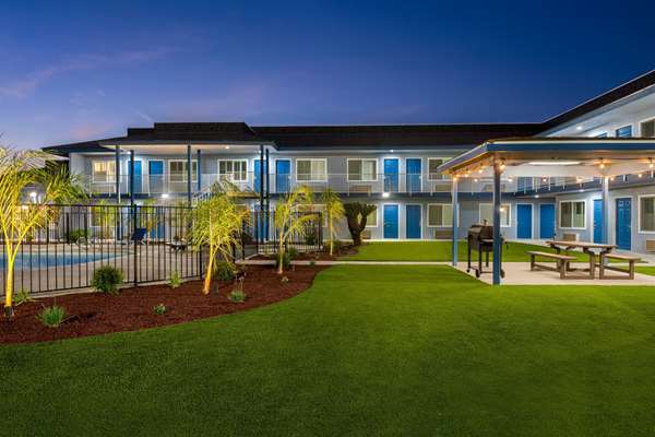  - Super 8 Motel Lindsay