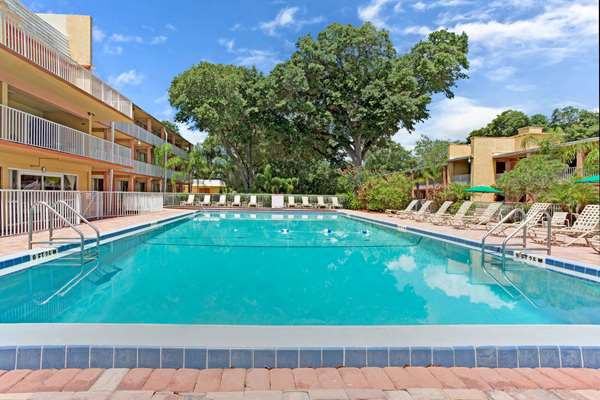 Pool - Howard Johnson Inn Tropical Palms Kissimmee