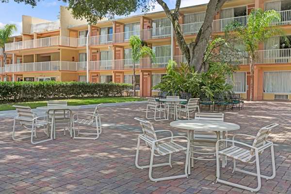  - Howard Johnson Inn Tropical Palms Kissimmee