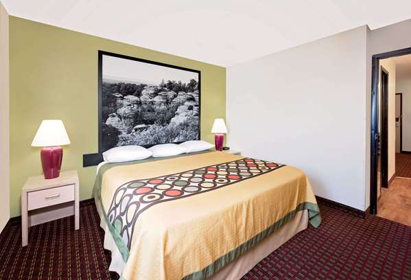 Suite - Super 8 Hotel Metropolis - I-24, Exit 37