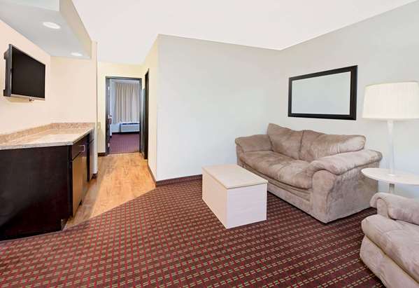 Suite - Super 8 Hotel Metropolis - I-24, Exit 37