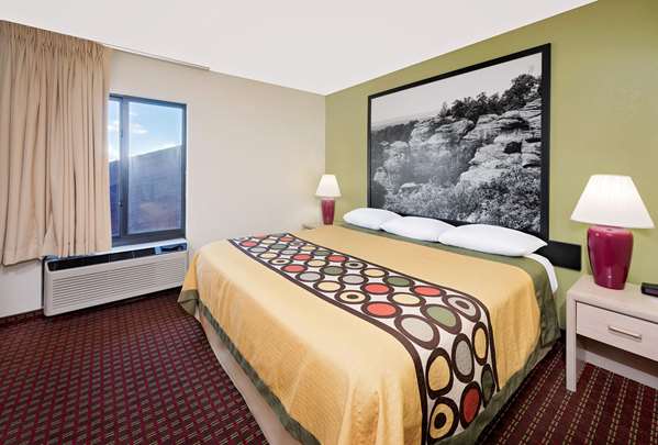 Suite - Super 8 Hotel Metropolis - I-24, Exit 37