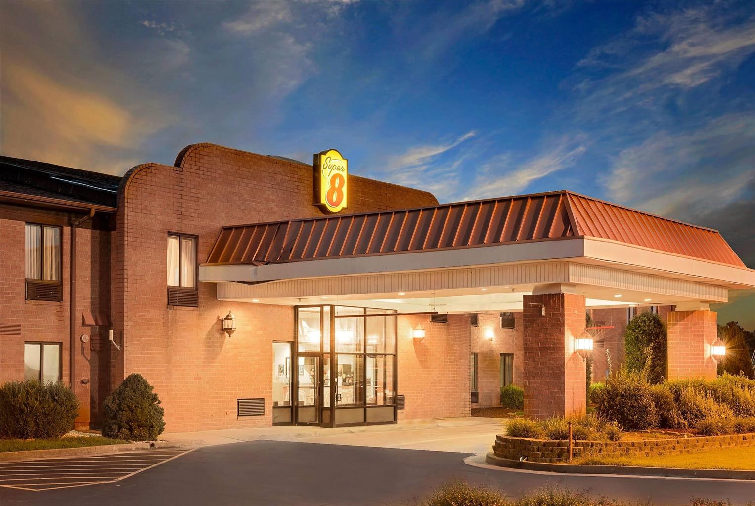 Super 8 Metropolis
