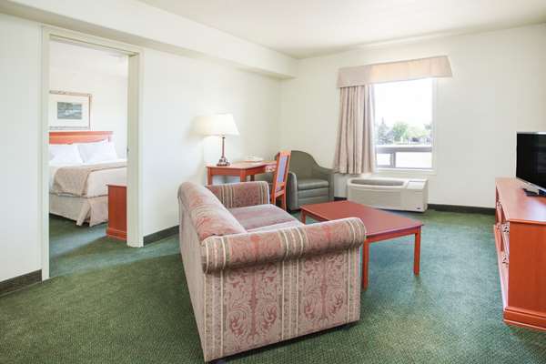  - Super 8 Hotel Swan River